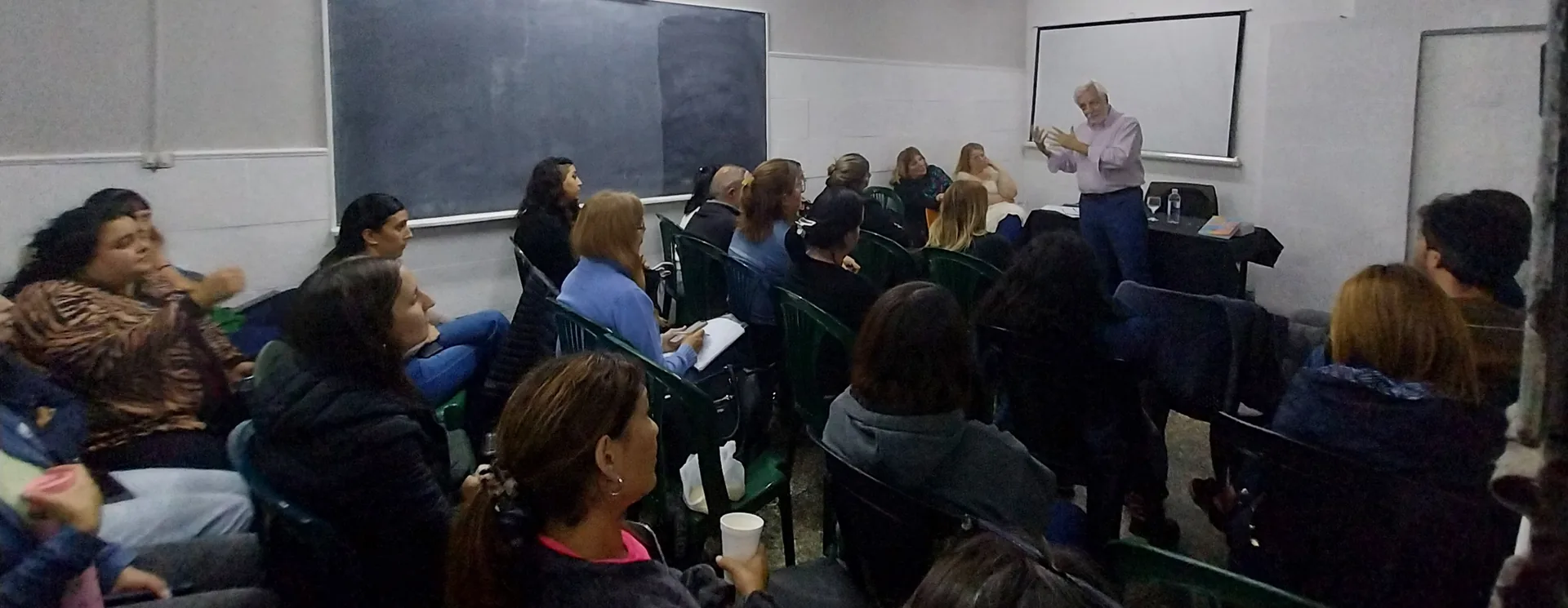 Carlos coordinando una clase de seminario con estudiantes